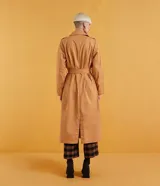 Campera trench coat larga color camel, con cuello con solapa, manga larga, abertura frontal con doble botonadura, dos bolsillos laterales, trabillas en la cintura y cinturón para amarrar.