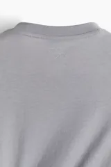 Remera deportiva gris con estampado frontal de la palabra 'Dopamine' en tipografía gótica y la palabra 'Reward' debajo.