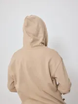 Canguro negro con cierre frontal, capucha con cordones ajustables y logo bordado en el pecho.