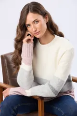 Buzo tejido de tacto suave con diseño de rayas horizontales en blanco, gris claro, gris oscuro y rosado. Presenta cuello redondo y terminaciones acanaladas en puños y dobladillo.