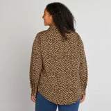Blusa de manga larga con estampado animal print, cuello camisero y cierre frontal con botones.