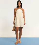 Vestido corto con lazo en el cuello y textura floral.