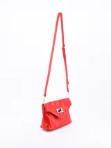 Cartera tipo sobre de cuero sintético color negro con cierre metálico plateado.