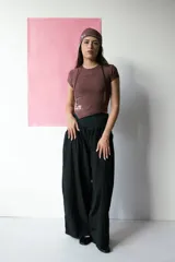 Pantalón palazzo negro de tiro alto y corte amplio.