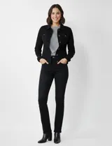 Campera de jean negra, marca Dash, con cuello solapa y abertura central con botones metálicos. Tiene bolsillos delanteros aplicados.