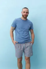 Bermuda de hombre azul con estampado de flores blancas y cordón ajustable en la cintura.