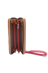 Billetera negra con textura matelaseada en forma de chevron y aplique metálico con forma de labios. Incluye correa de muñeca desmontable color rosa.