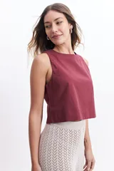 Blusa color borgoña, estilo musculosa, de corte crop y escote redondo.