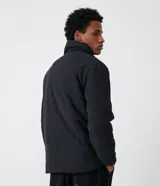 Campera puffer negra para hombre, con cuello alto, cierre frontal con botones a presión, bolsillos laterales y corte holgado. Fabricada en poliéster y poliamida.
