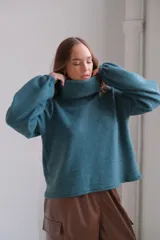 Sweater azul eléctrico de viscosa, con cuello alto y mangas largas abullonadas.