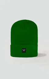 Gorro de lana verde con logo bordado en un parche negro.