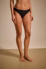 Bombacha vedetina estampada con motivos geométricos y florales en tonos rosados, amarillos, verdes y azules.