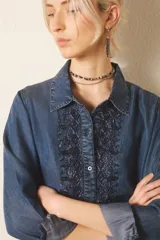 Camisa de calce recto y manga larga confeccionada en tencel con bordados.