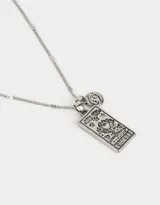Cadena corta plateada con dije rectangular con el signo zodiacal Aries y un dije redondo pequeño.