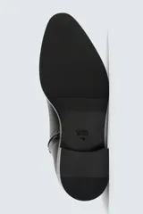 Bota de piel negra con punta fina, cierre de cremallera lateral y tacón bajo.