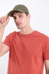Gorro de gabardina color verde oliva con visera curva y detalle de bordado con hilo azul.