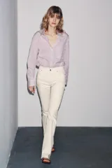 Pantalón de jean azul oscuro, de tiro bajo, corte slim fit y bootcut. Con cinco bolsillos y cierre frontal con cremallera y botón.