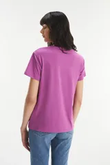 Remera de algodón color púrpura con el logo de Levi's en color amarillo, de corte estándar.