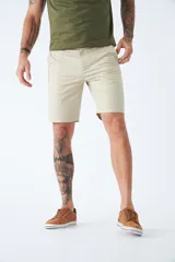 Bermuda de gabardina azul marino con logo bordado, bolsillos laterales y traseros, cierre con cremallera y botón, y presillas para cinturón.