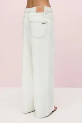 Pantalón jean de denim 100% algodón color blanco, de calce recto y corte levemente cropped.