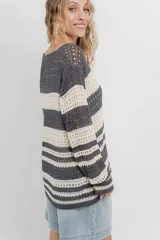 Sweater tejido calado a rayas horizontales anchas en color gris oscuro y crudo, con escote en V y corte recto.