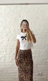 Pollera larga de microtul con estampado animal print de leopardo.