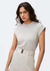 Blusa color gris claro con cuello redondo y mangas cortas con dobladillo.