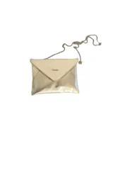 Cartera de fiesta dorada con forma de sobre, confeccionada en cuero sintético con acabado metalizado. Tiene cierre de solapa con imán y asa de cadena metálica plateada.