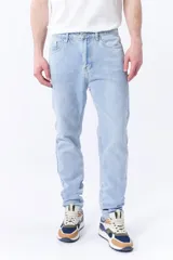 Pantalón jean slim de denim color azul claro.