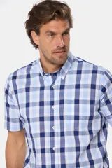 Camisa de hombre a cuadros azules y blancos, de manga corta, con cuello abotonado y botones personalizados.