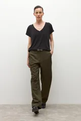 Blusa negra de manga corta con escote en V y corte holgado.