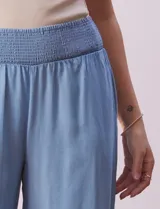 Pantalón celeste de lyocell, marca Zac & Rachel, con pretina ancha elastizada y corte wide leg.