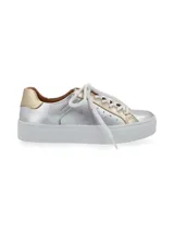 Sneaker de cuero vacuno con estampado de camuflaje y suela marrón.