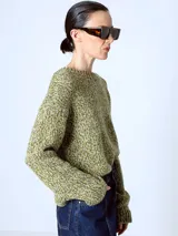 Sweater de tejido de punto color rojo con textura jaspeada, de corte recto y cuello redondo.
