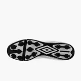 Championes de fútbol Umbro Classico X HGR, color blanco con logo Umbro en negro.