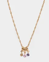 Cadena corta dorada con dije de tres aros y tres strass de colores colgando.