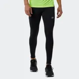 Calza de running New Balance Accelerate Tight para hombre, color negro, de corte ajustado y tiro medio. Confeccionada en tejido elástico con tecnología NB DRY de secado rápido y bolsillos en la cintura.