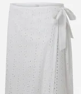 Salida de playa en forma de pollera midi de laise de algodón blanco con bordados calados.