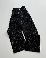 Pantalón de jean negro con corte recto y strass plateados en la parte delantera.