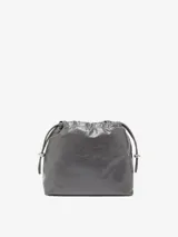 Bolso tipo cubo para mujer con forma fruncida y acabado en cuero brillante. Presenta el logotipo 'D' metálico en el centro y cordones ajustables con detalles metálicos. Incluye múltiples bolsillos internos.