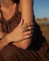 Anillo plateado con forma orgánica irregular, similar a un crustáceo marino.