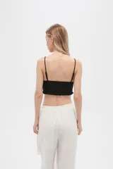 Musculosa blanca de algodón con breteles finos, punto smock, corte al cuerpo y cuello redondo.