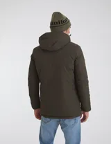 Parka verde militar de nylon con forro capitoneado color naranja, capucha con piel sintética desmontable, relleno de guata, bolsillos en pecho y bajos con cierre y parche personalizado en manga.