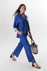 Pantalón de lino azul de corte palazzo.