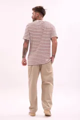 Remera de manga corta con cuello redondo y estampado de rayas horizontales en tonos marrón y beige.