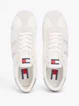Zapatillas deportivas Tommy Jeans color blanco con detalles en gris y plateado. Exterior de malla con paneles de ante a contraste y panel metalizado en el talón.