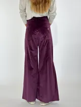 Pantalón de terciopelo verde esmeralda, de corte palazzo y tiro alto.