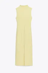 Vestido midi amarillo pálido, sin mangas, con cuello alto y detalle drapeado en el lateral.