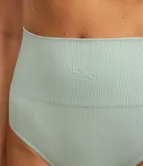 Bombacha de lycra color blanco, de corte alto, con cintura elástica y textura acanalada.
