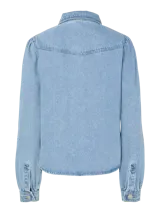 Camisa de denim celeste de algodón, de corte regular, con cuello clásico, mangas largas con puños abotonados, bolsillos con solapa abotonada en el pecho y cierre frontal con botones.